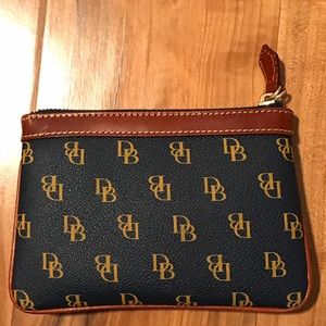 Dooney & Bourke Bags - Dooney & Bourne Wristlet ✨ Dooney & Bourke Bags - Dooney & Bourne Wristlet ✨